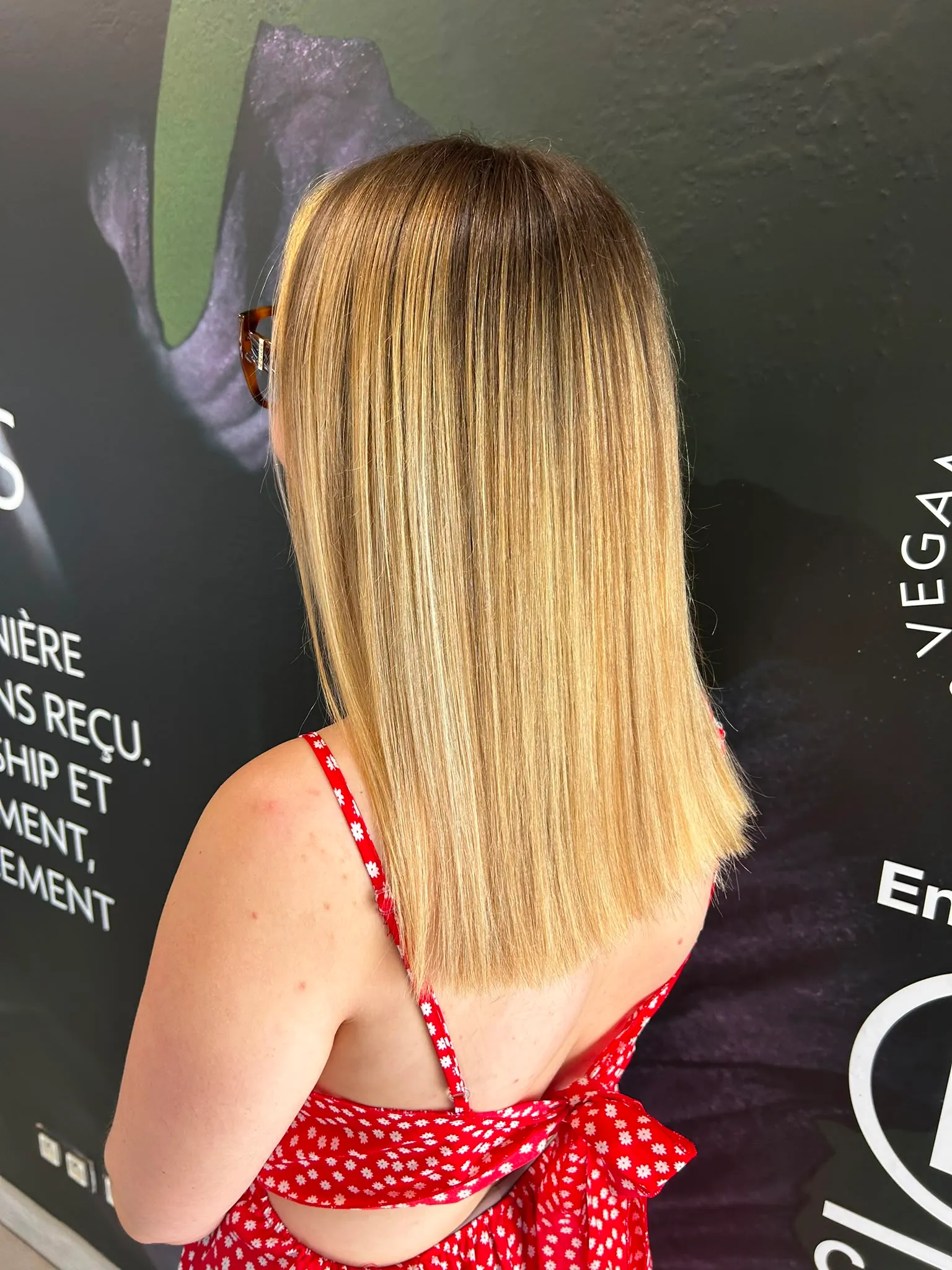 Blond doré lisse aux racines châtaines