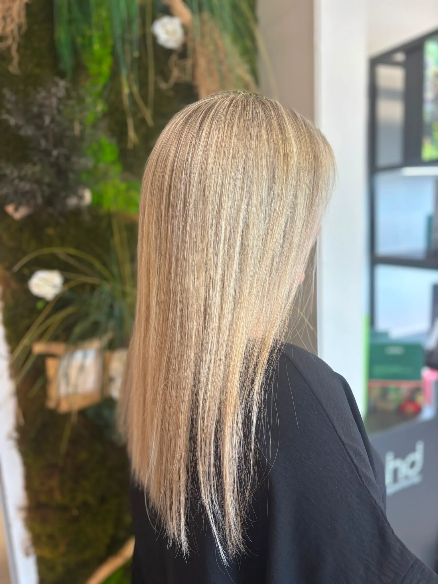 Cheveux longs et blonds coiffés dans un salon de coiffure à Narbonne
