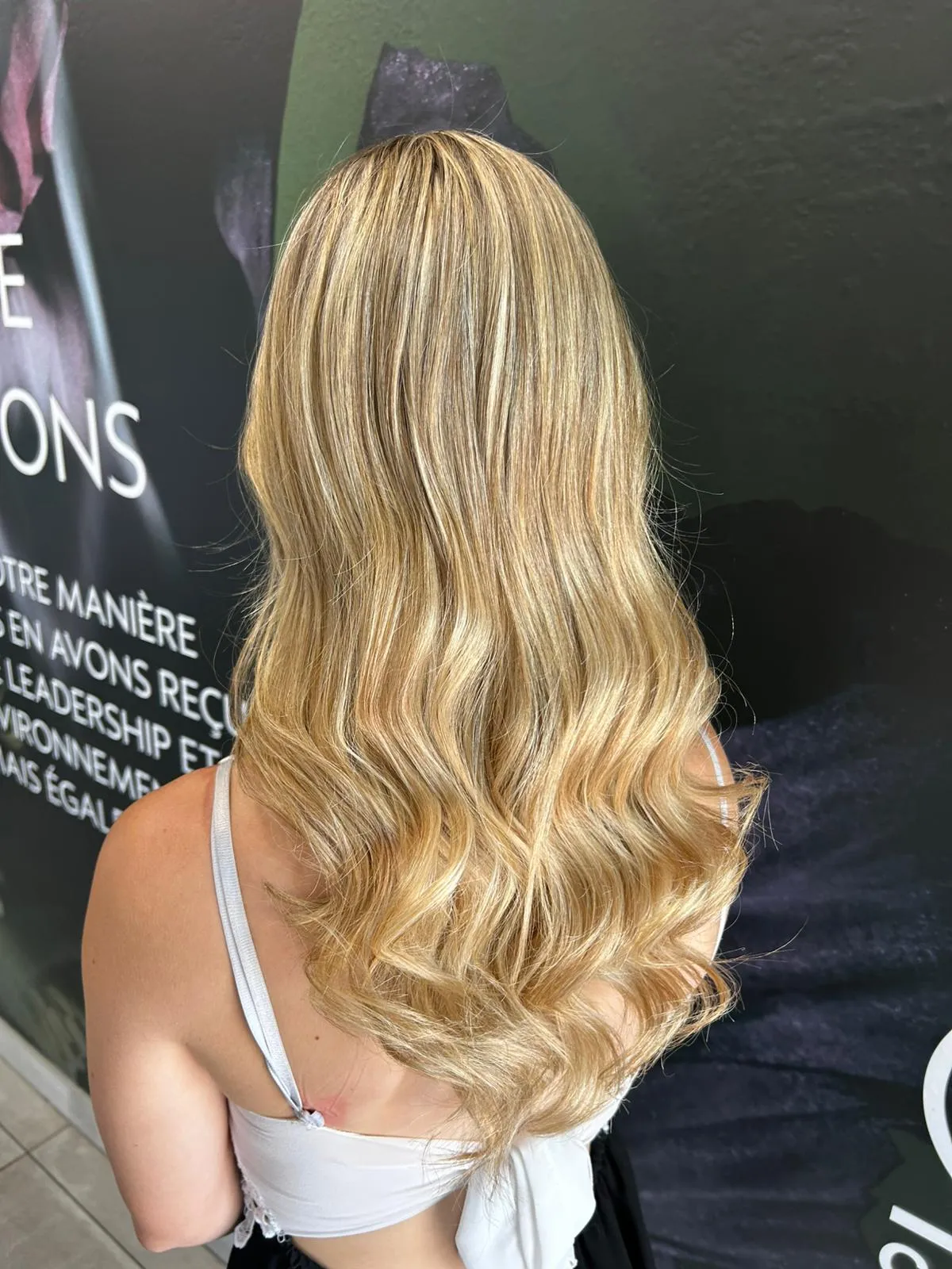 Chevelure blonde longue coiffée en ondulations souples
