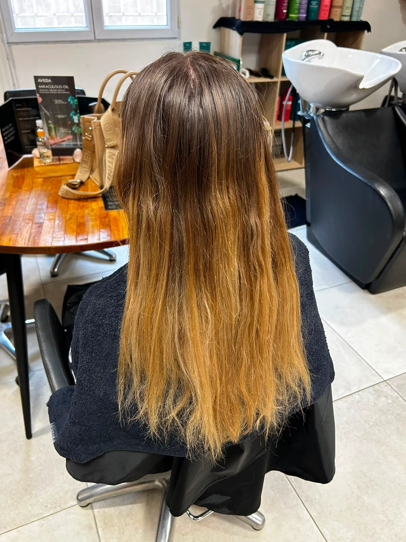 Cheveux longs lisses aux racines brunes et aux longueurs cuivrées