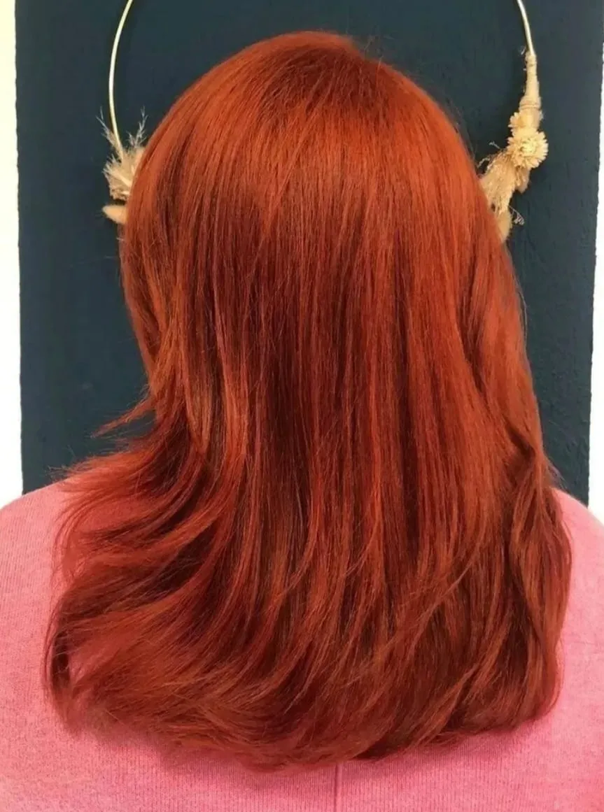 Cheveux longs colorés en roux cuivré, vus de dos