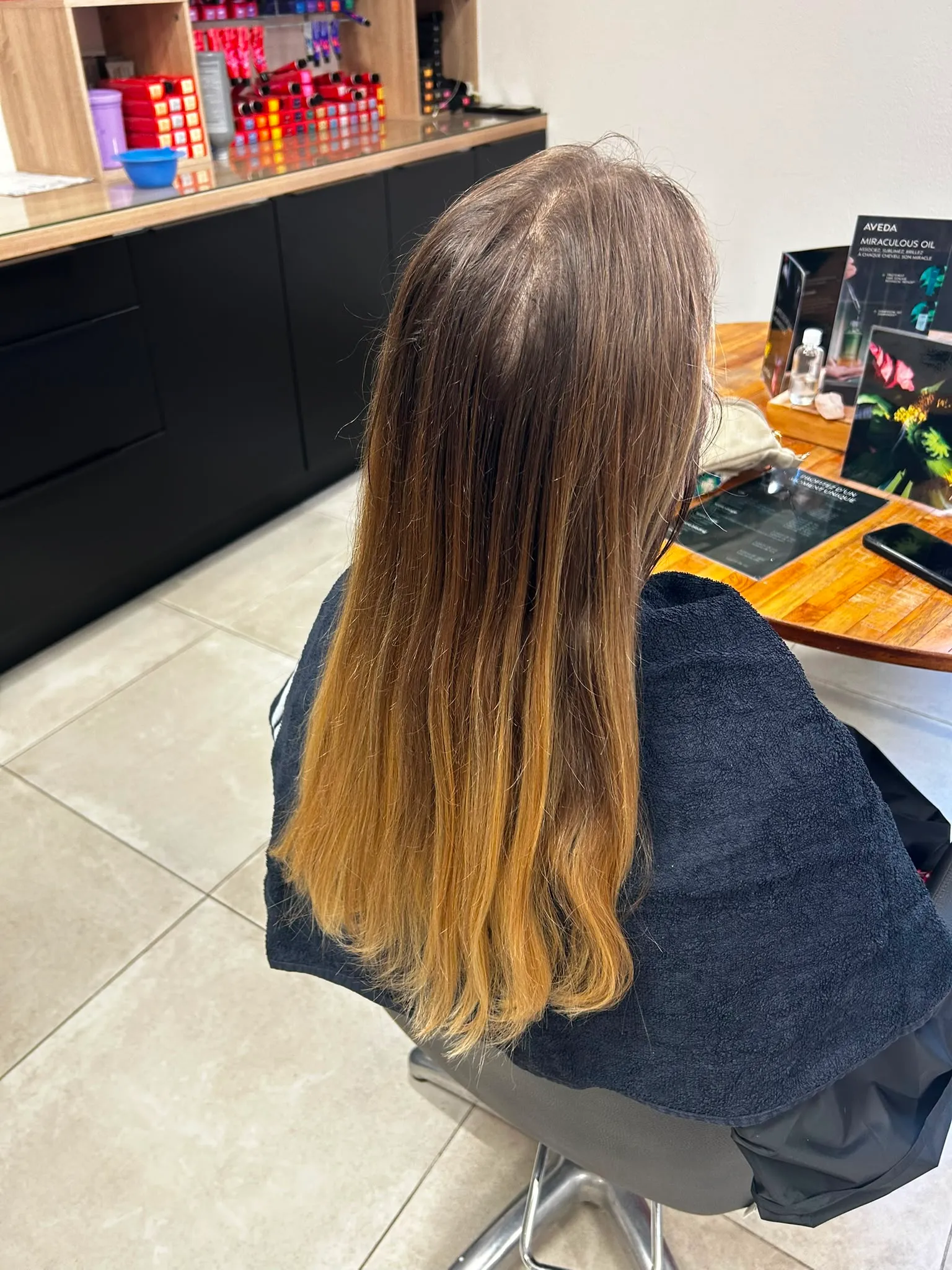 Dégradé de brun vers un blond cuivré sur cheveux longs