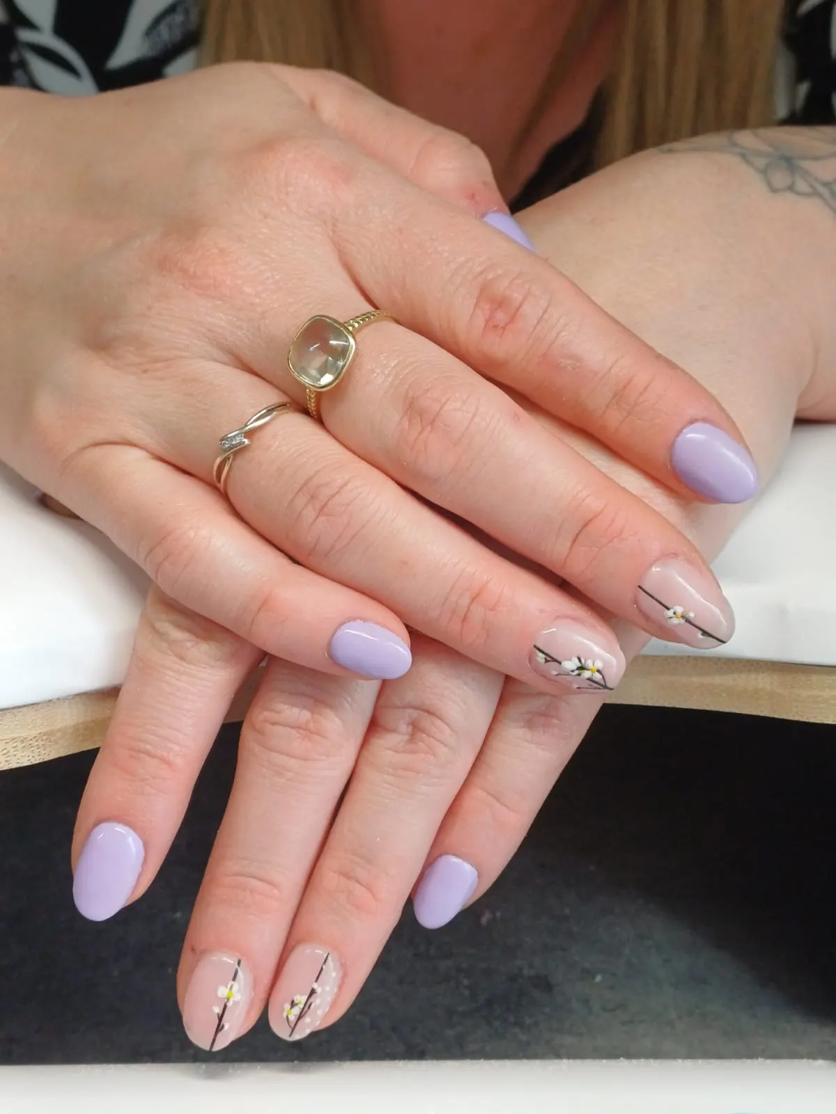 Manucure lavande et nude décorée de fleurs délicates